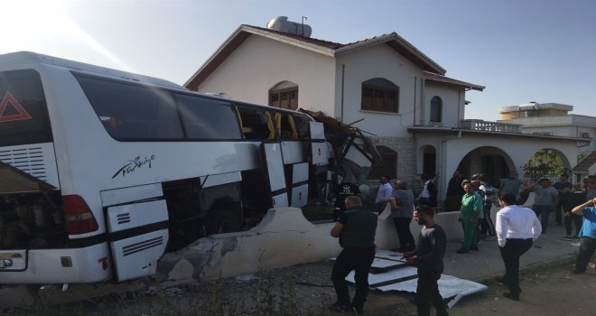 OTOBÜS KAZASI… ŞOFÖR ÇETİNKAYA HASTANEYE KALDIRILDI.