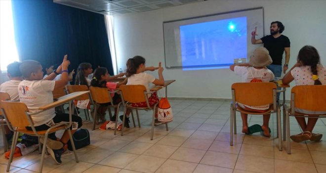 Özay Günsel Çocuk Üniversitesi öğrencileri işaret dili öğreniyor