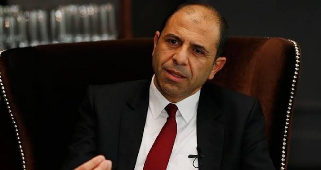 Özersay’dan bayrak yırtan Yunanlı vekile sert tepki: “Yazıklar olsun”