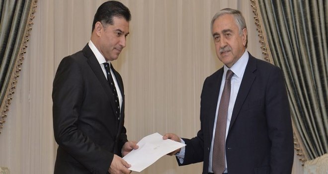 ÖZGÜRGÜN, AKINCI’YA UBP- DP HÜKÜMETİNİN İSTİFASINI SUNDU