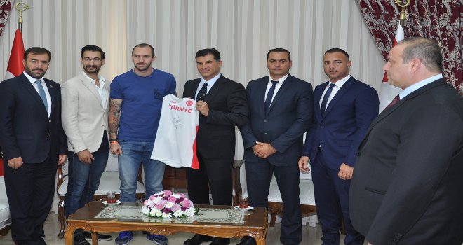 ÖZGÜRGÜN DÜNYA ŞAMİYONU GULİYEV’İ KABUL ETTİ