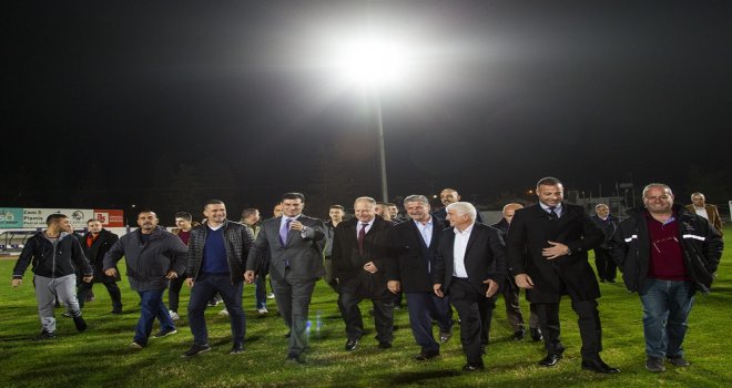 ÖZGÜRGÜN, LEFKE 16 AĞUSTOS STADYUMU’NDAKİ İLK GECE MAÇINI İZLEDİ