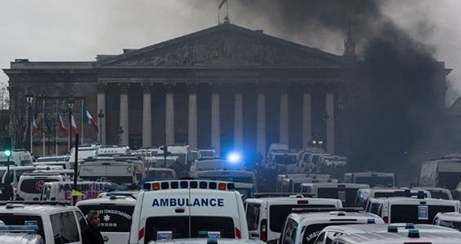 Paris'te Ulusal Meclisin önünde ambulans yakıldı