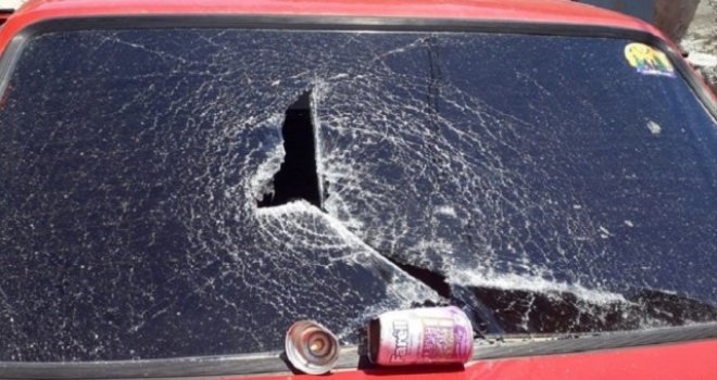 Patlayan deodorant kutusu otomobilin camını kırdı