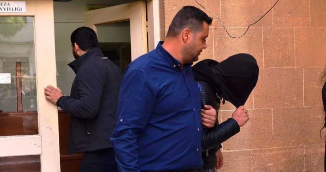 Reçel ve salça ile duvarları kirletti