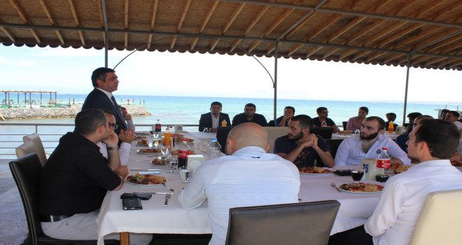 REKTÖR YÜKSELEN BAŞARILI ÖĞRENCİLER VE AKADEMİSYENLER İLE YEMEKTE BİRARAYA GELDİ