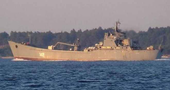 Rus savaş gemisi 'Orsk' Çanakkale Boğazı'ndan geçti