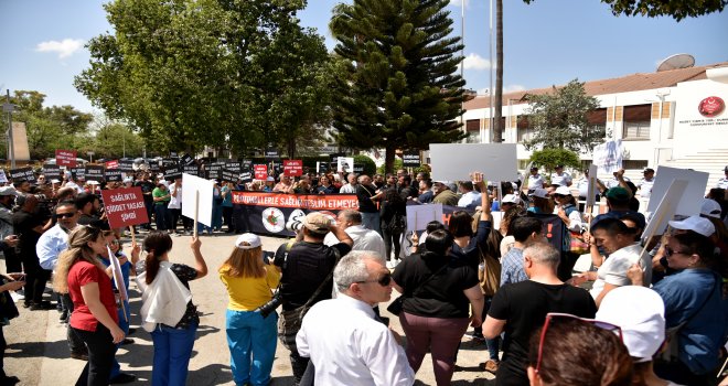 Sağlıktaki 4 meslek örgütü şiddet yasası talebiyle Meclis önünde eylem yaptı