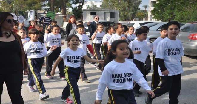 ŞEHİT TUNCER İLKOKULU ÖĞRENCİLERİ, DÜNYA ÇOCUK HAKLARI GÜNÜ YÜRÜYÜŞÜ DÜZENLEDİ