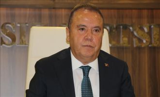 Antalya Belediye Başkanı Böcek rüşvet soruşturması kapsamında görevden uzaklaştırıldı