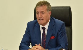 Arıklı: İlber Ortaylı baltayı taşa vurdu