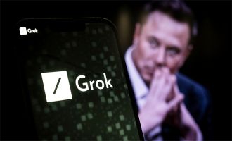 Elon Musk, ChatGPT'ye rakip olacak yapay zeka sohbet robotu “Grok”u tanıttı