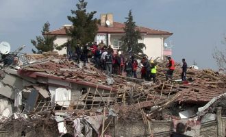 Malatya'da 5,6 büyüklüğündeki depremde bazı hasarlı binalar yıkıldı