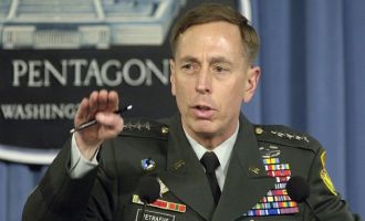 Petraeus: Putin, NATO'ya en büyük armağan
