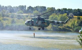 Ukrayna'da askeri helikopter tatilcilerin arasında tatbikat yaptı