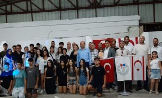 Yavuz Çiftçi’nin ödülü Ersin Tatar’dan