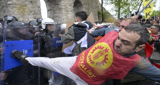 Taksim'e yürümek isteyen ve polise saldıran 210 kişi gözaltında