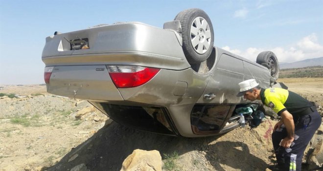TRAFİĞE KAPALI ÇEVRE YOLUNDA KAZA… TAVANI ÜZERİNE DEVRİLEN ARACIN SÜRÜCÜSÜ YARALANDI..