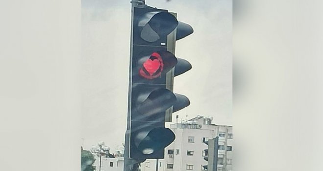 Trafik ışığına kalp yaptı; 980 TL ceza ödedi!