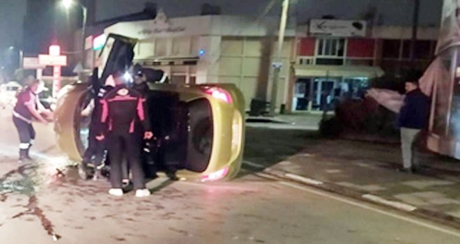 Trafik levhasına çarptı, yan yattı