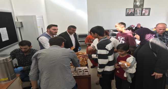 TRENYOLU KLİNİĞİ’NDE 150 KİŞİYE POĞAÇA VE ÇAY İKRAMINDA BULUNULDU