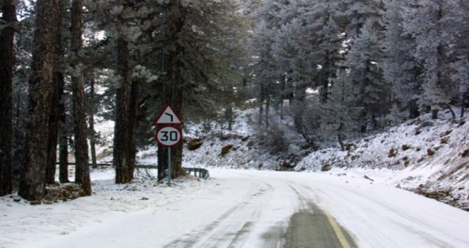 Trodos’ta yollar kar nedeniyle kapalı