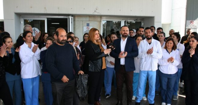 Tüzüğü çöpe atarak Sağlık Bakanı’nı protesto ettiler