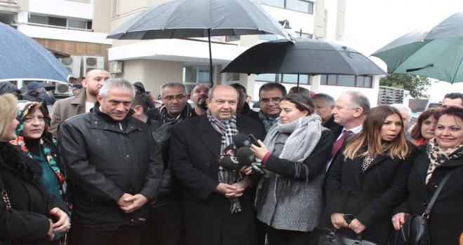 UBP DOME OTEL’İN İHALEYLE KİRALANMASI TALEBİYLE OTEL ÖNÜNDE EYLEM YAPTI