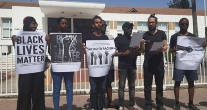 Ülkedeki ırkçı uygulamalar Meclis önünde protesto edildi