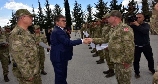 Üstel ,Türkiye'de arama kurtarma çalışmalarına katılan KKTC ekibine takdir belgesi verdi