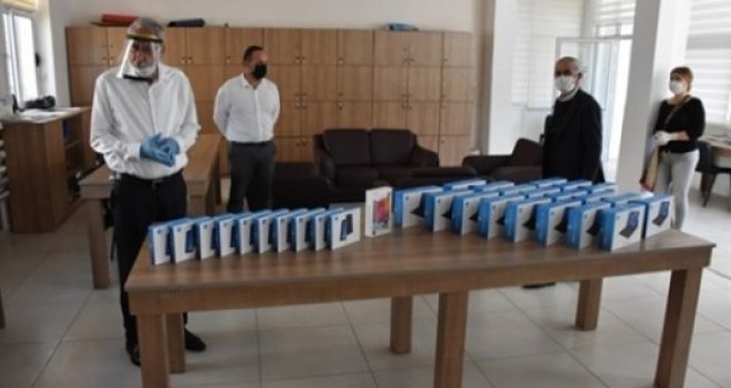 Uzaktan eğitimden mahrum kalan öğrencilere tablet verildi