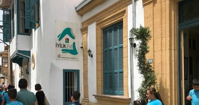 VAKIFLAR İYİLİK EVİ’NİN DİKİŞ-NAKIŞ KURSU ÖĞRENCİLERİ İLK KIYAFETLERİNİ DİKTİ