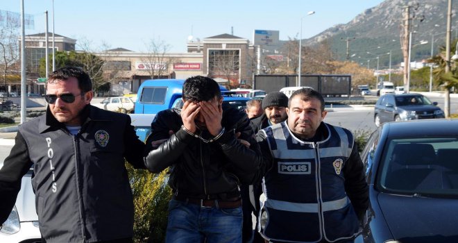 Vatandaşlık vaadiyle 3 bin Euro sahtekârlıkla temin eden 2 kişi tutuklandı.