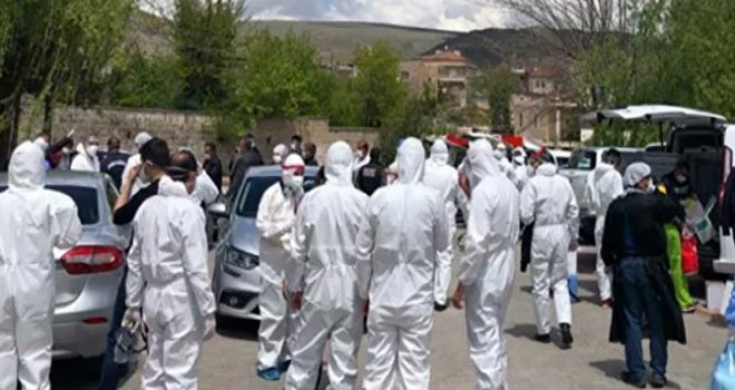 Virüsten koruyacağı iddiasıyla 'okuyup-üfleyerek' tüm mahalleye virüs yaymış