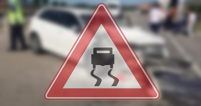 YAĞMURDAN KAYGANLAŞAN GAZİMAĞUSA- LEFKOŞA ANA YOLUNDA KAZA..