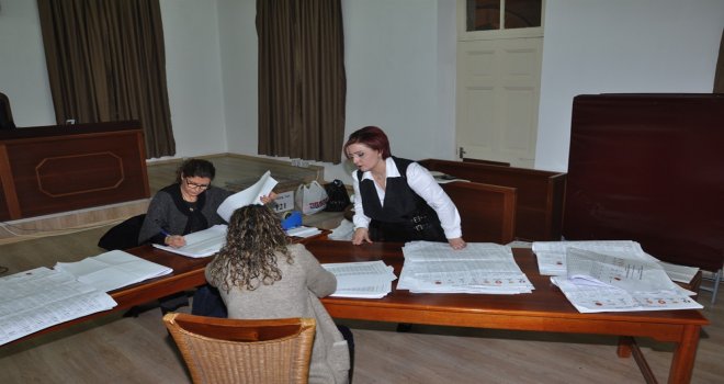 YSK’DA OY SAYIMI DEVAM EDİYOR..
