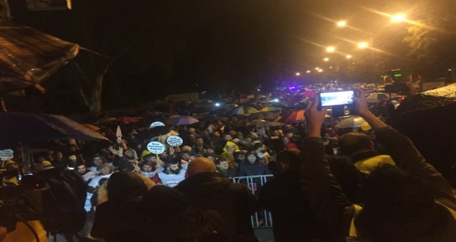 Yürüyüşe katılanlar meclis önünde