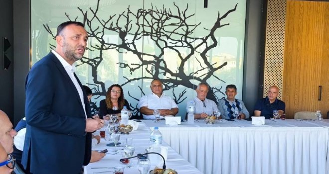 Zeki Çeler: Siyasiler güven tazelemeli