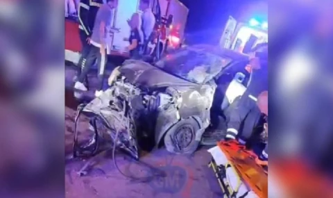 Direksiyon hakimiyetini kaybetti, aydınlatma direğine çarpıp takla attı: 1'i çocuk 3 yaralı