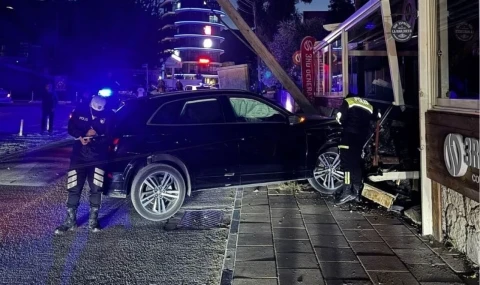 Girne’de araç elektrik direğine çarptı, dükkan duvarı yıkıldı