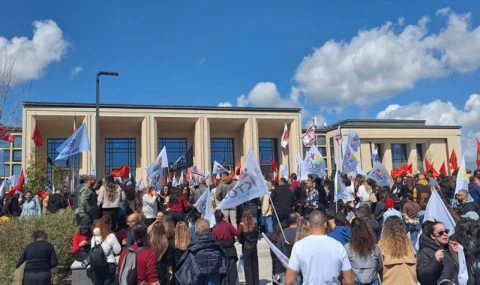 Meclis, dün oturuma verilen aranın ardından bugün toplanacak, sendikalar grev ve eyleme devam edecek