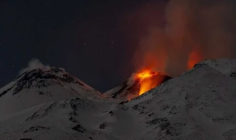 Etna Yanardağı yeniden güçlü şekilde kül püskürttü